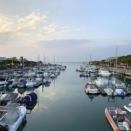 Comfortable Three In Lignano With Parking